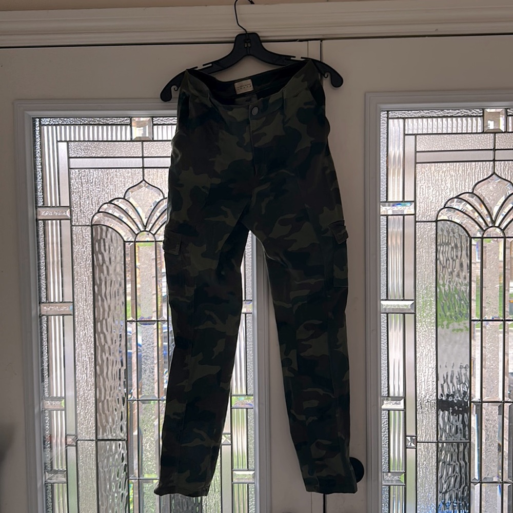Alice and Olivia cargo pants size 8